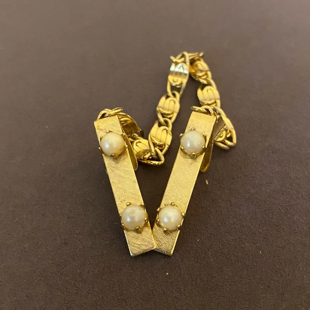 Vintage Gold-Tone Pearl Accent Women’s sweater clip - Picture 1 of 9